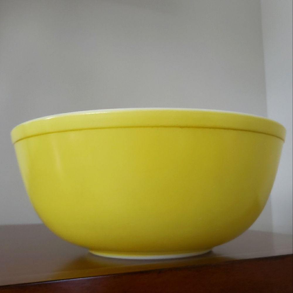 PYREX Nesting Mixing Bowl Vintage Beauty Yellow 404 4 qt.